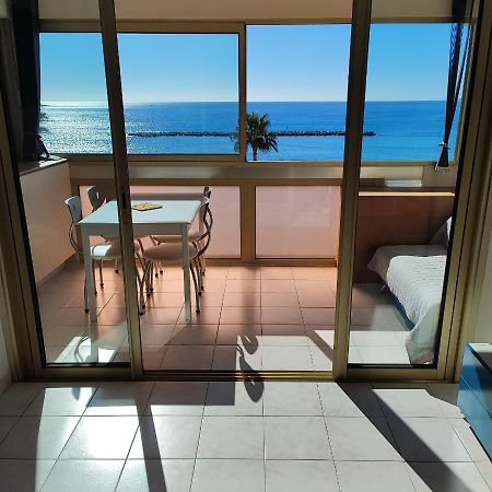 Grand Studio Bord De Mer- Acces Direct Aux Plages Saint-Laurent-du-Var Eksteriør billede
