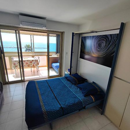 Grand Studio Bord De Mer- Acces Direct Aux Plages Saint-Laurent-du-Var Eksteriør billede